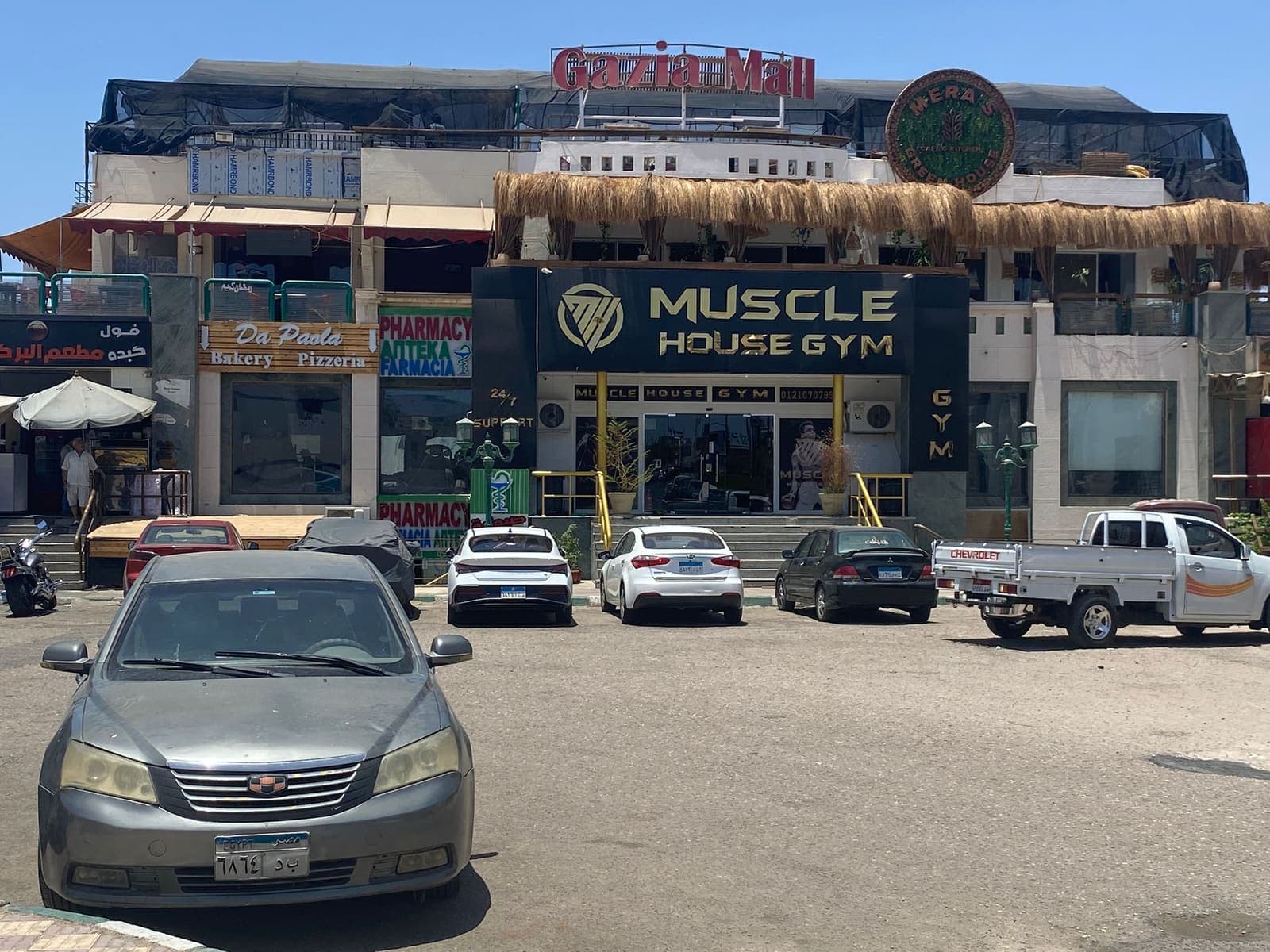 Mall e negozi nel quartiere di Hadaba con gym, farmacia e pizzeria italiana