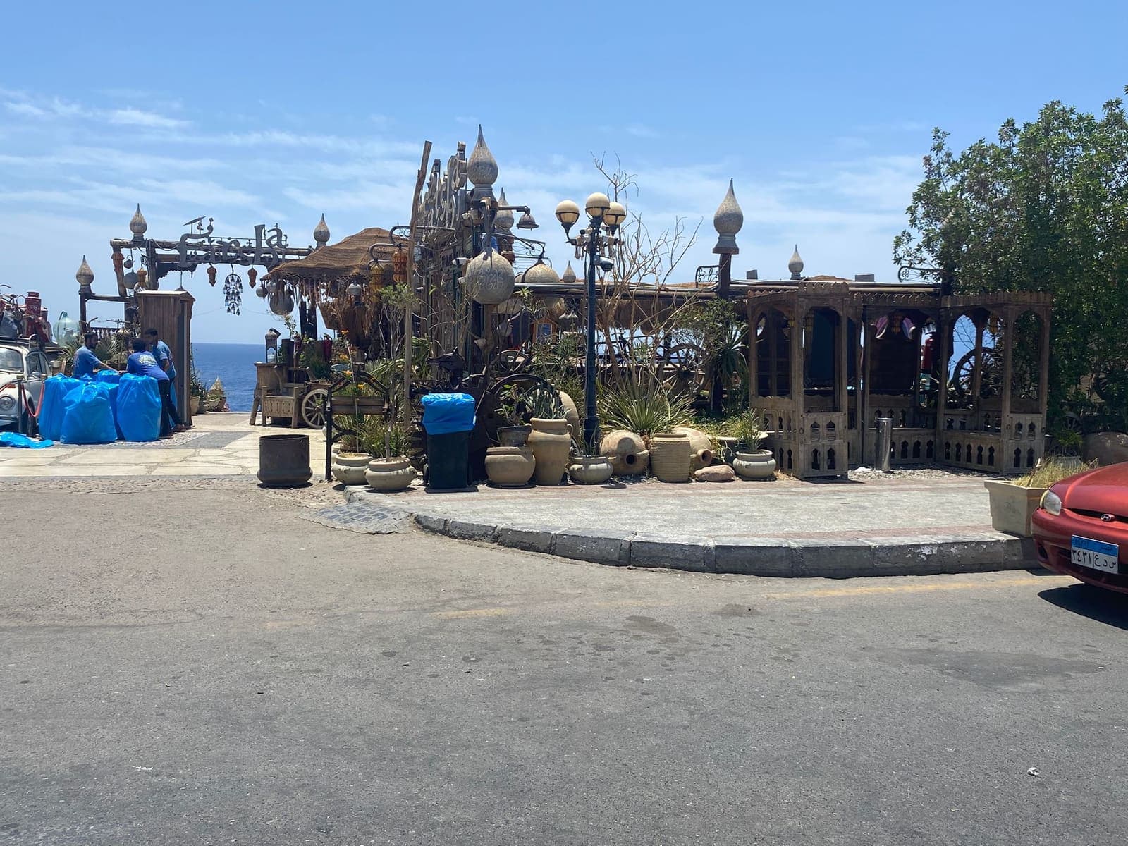 Ristorante con terrazza sul mare nel quartiere di Hadaba