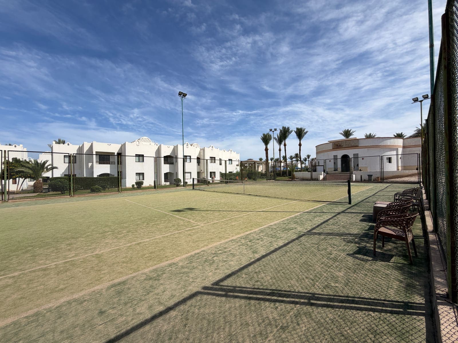 Campo da tennis e piscina del complesso Diar el Rabwa a Sharm
