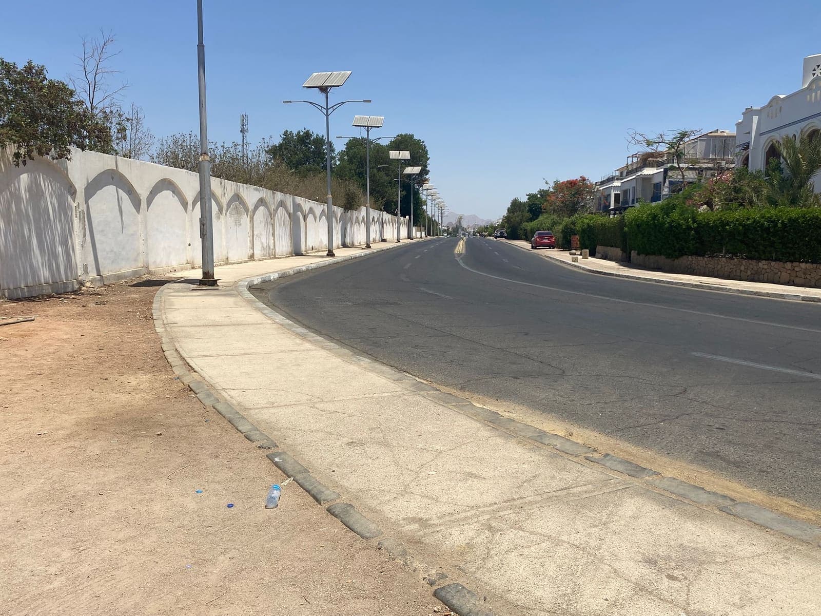 Strada tipica di Sharm el-Sheikh con mura bianche e lampioni solari