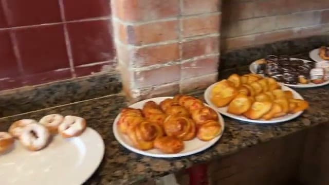 Il buffet della colazione dell'Albatros Sharm con i vassoi di dolcetti e cornetti appena messi fuori