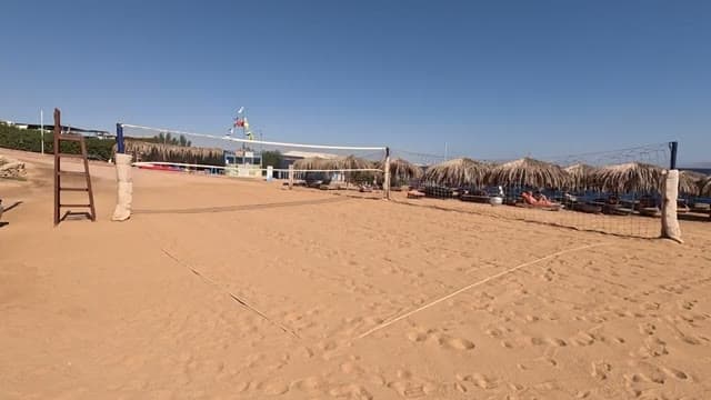 Il campo da beach volley sulla sabbia della spiaggia dell'Amphoras Aqua, con gli ombrelloni di paglia sullo sfondo