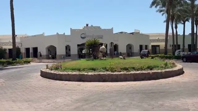 L'edificio della reception dell'Amphoras Beach, con il bancomat comodo per prelevare o cambiare valuta