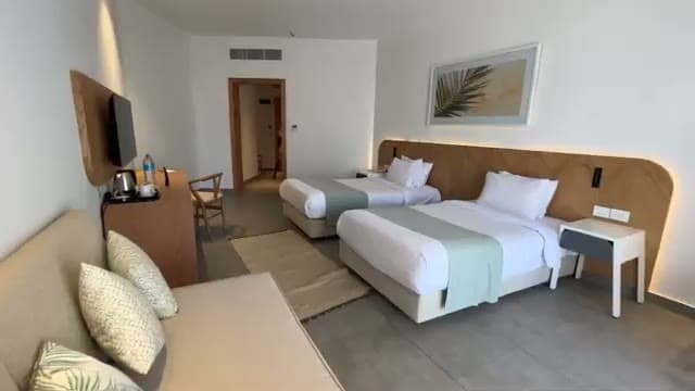 La camera dell'Amphoras Beach: semplice, pulita e in toni chiari, con letti gemelli e zona giorno