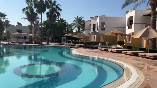 Le piscine e i giardini dell'Amphoras Beach in un pomeriggio tranquillo