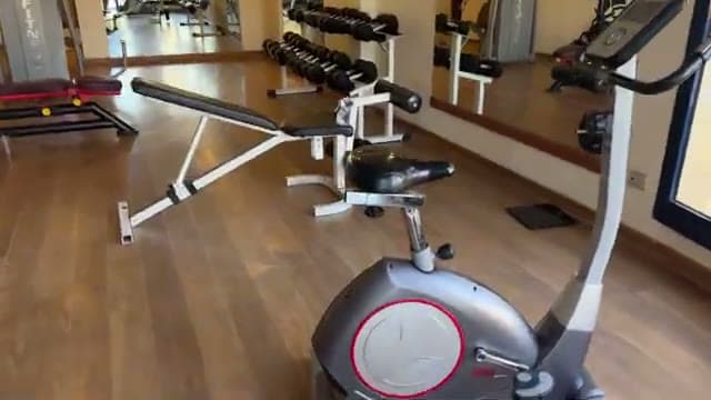 La palestra dell'Amphoras Beach: carina all'interno, con cyclette, pesi e un macchinario Technogym