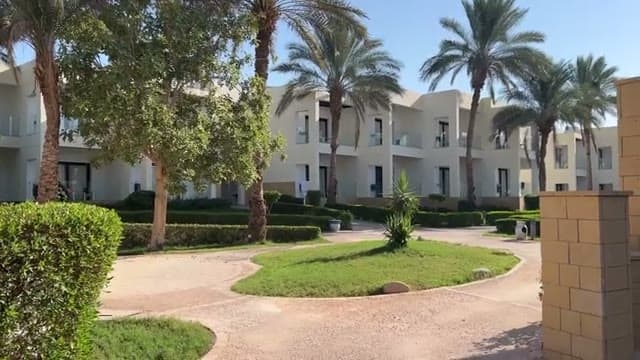 La piscina quasi nascosta dietro la reception dell'Amphoras Beach, poco affollata: la mia preferita