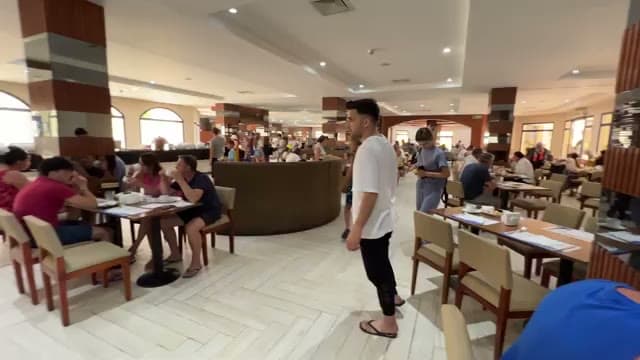 Il ristorante principale dell'Amphoras Beach, gigantesco e con un buffet lunghissimo, pieno di gente a fine luglio