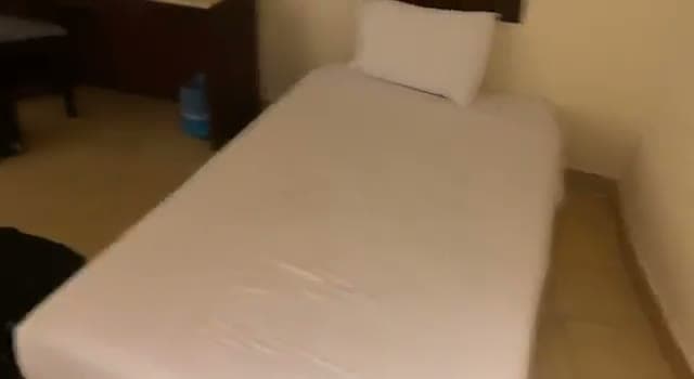 Il letto singolo in più della seconda camera dell'Amwaj Hotel, quello rimasto inutilizzato: la stanza era predisposta per tre persone