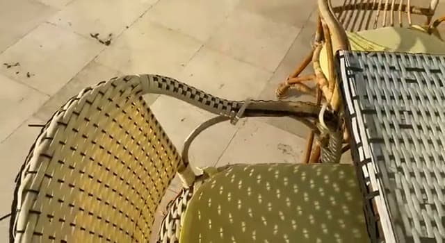 Le sedie in vimini della zona bar dell'Amwaj Hotel, con l'intreccio consumato e sfilacciato: il classico esempio della manutenzione trascurata