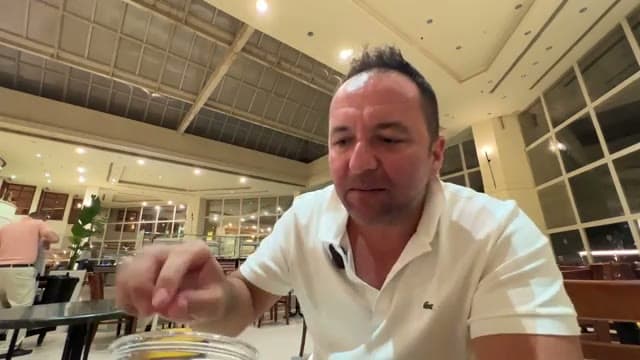 Assaggio il tiramisù fatto al momento nel ristorante dell'Aurora Oriental