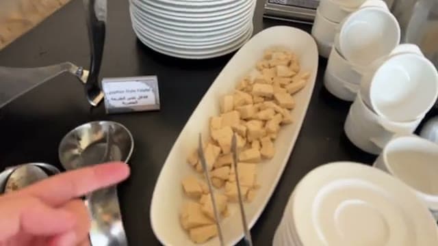 Il falafel egiziano all'angolo orientale del buffet colazione dell'Aurora Oriental