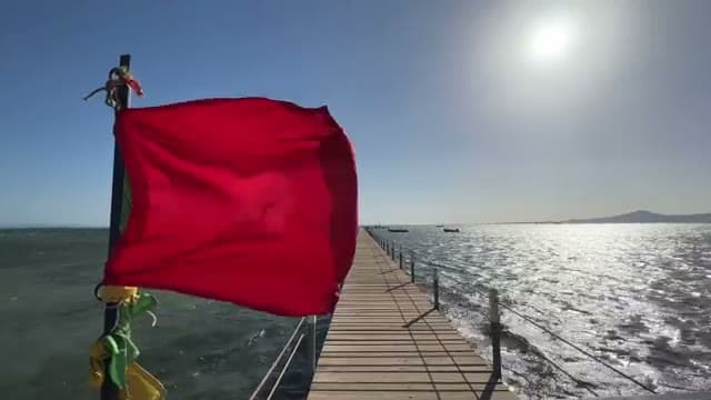 La bandiera rossa issata sul pontile dell'Aurora Oriental nella giornata di vento forte a Nabq