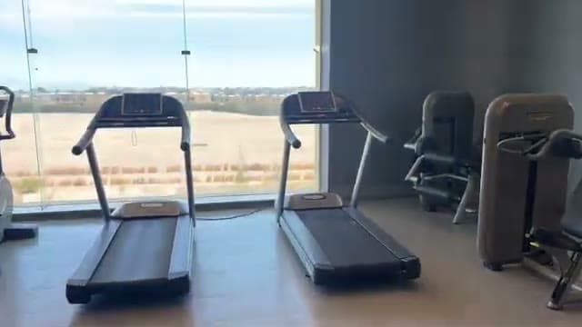 La palestra dal design futuristico del Barcelo Sharm con attrezzature Technogym e vista mare
