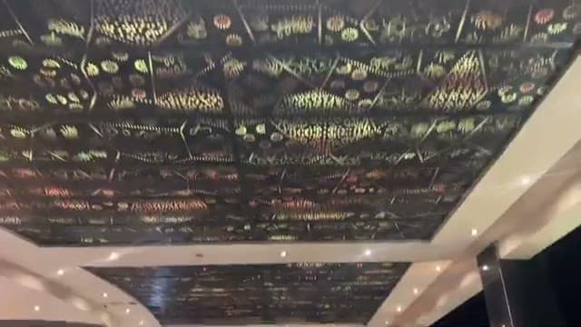 I pannelli decorativi del Barcelo Sharm illuminati di sera, quando la luce li trasforma rispetto all'aspetto anonimo del giorno