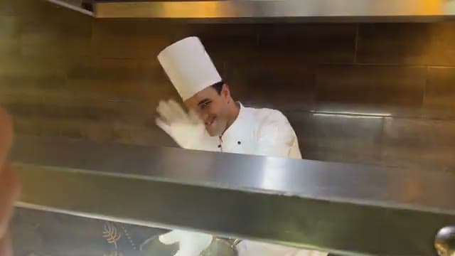 Lo chef del Barcelo Sharm prepara un piatto alla pasta station davanti agli ospiti durante la cena