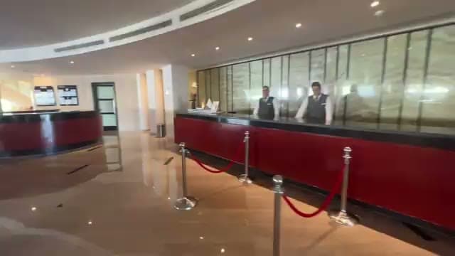 Il banco della reception del Barcelo Sharm, ampio e pulito, con il personale al check-in