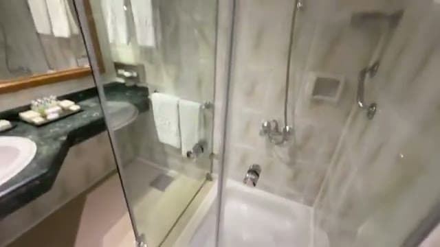 Il bagno della camera del Baron Resort: cabina doccia, specchio ampio e set di saponi Acqua di Portofino