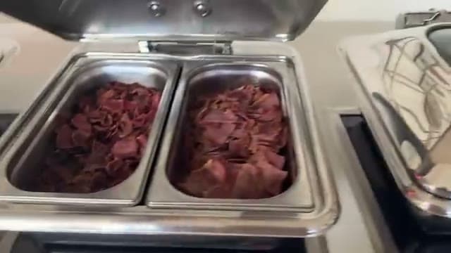 La pasterma, una sorta di bresaola egiziana rara da trovare nei buffet, fra i formaggi e i salumi della colazione del Baron Resort