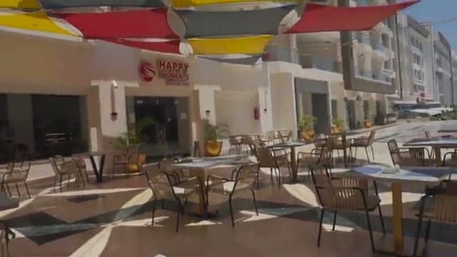 La zona food court del Bellagio a Hurghada con i tavolini all'aperto sotto le vele colorate e i ristorantini intorno