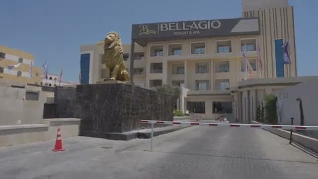 L'ingresso del Bellagio Resort a Hurghada con il leone dorato sul basamento di marmo davanti alla facciata