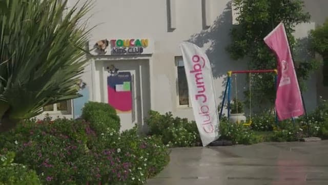 Il Toucan Kids Club del Bellagio a Hurghada con l'insegna colorata, l'altalena e le aiuole fiorite intorno