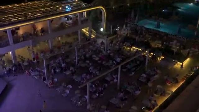 L'albergo Bellagio di Hurghada visto dall'alto la sera, con la zona degli show illuminata e piena di ospiti