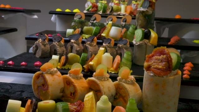 Gli antipasti del buffet del Casa Blu presentati uno per uno sui vassoi neri, con verdure e decorazioni curate