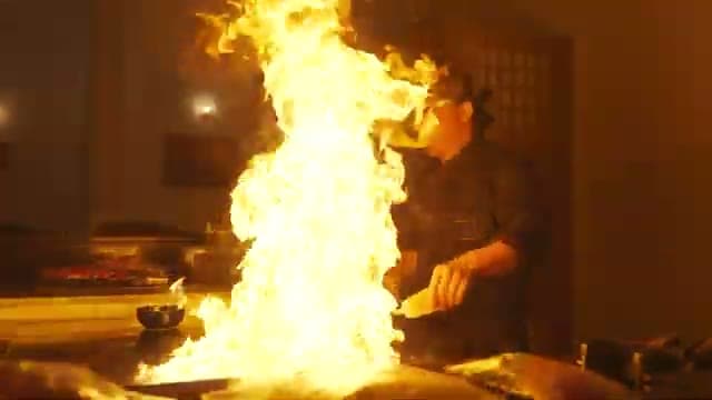 Lo chef del teppanyaki del Casa Blu che accende la fiammata sulla piastra davanti agli ospiti