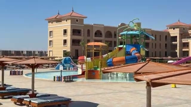 Gli scivoli e la piscina per bambini del Charmillion Garden Aquapark