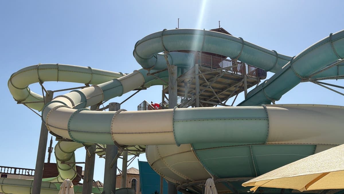 I grandi scivoli dell'aquapark del Coral Sea Holiday contro il cielo azzurro