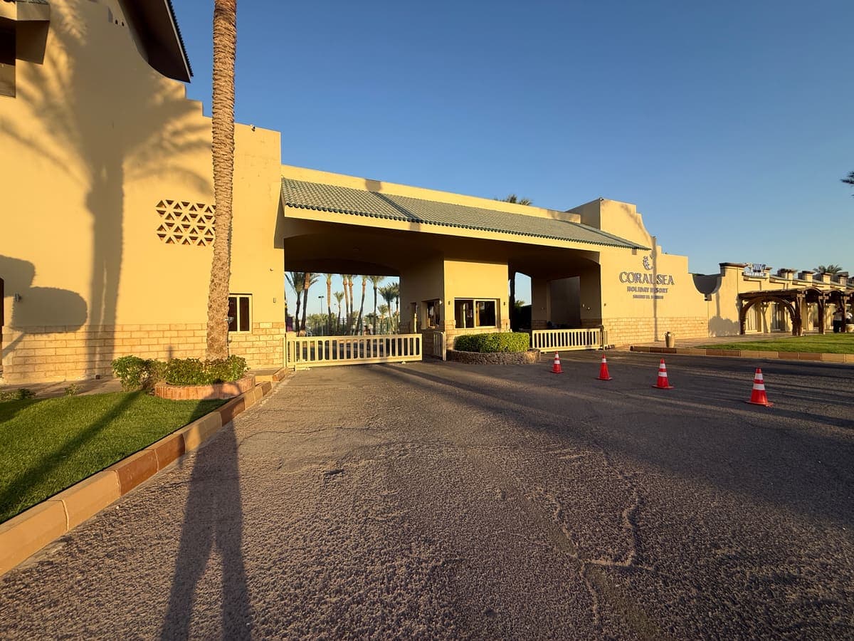 L'ingresso del Coral Sea Holiday Resort a Nabq, con l'edificio color sabbia e l'insegna dell'hotel