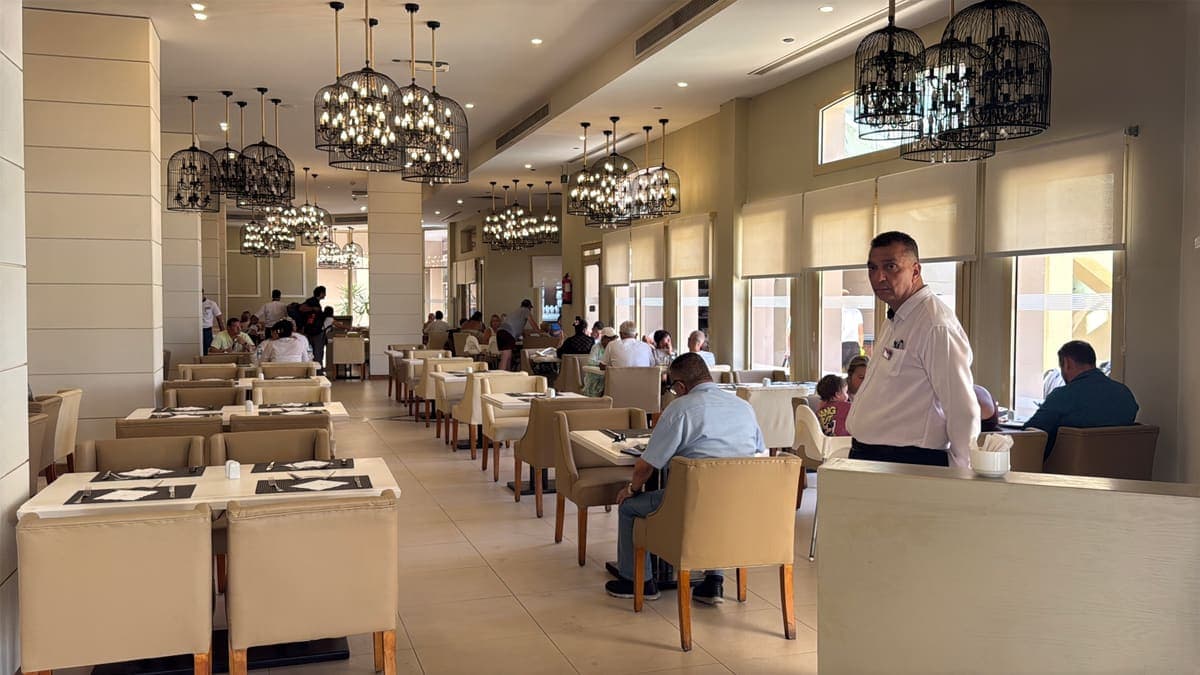 La sala del ristorante principale del Coral Sea Holiday, con i lampadari a gabbia e le vetrate
