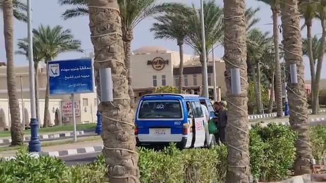 La strada davanti al Coral Sea Waterworld nella zona di Nabq, tra le palme e il cartello stradale di Sharm el-Sheikh