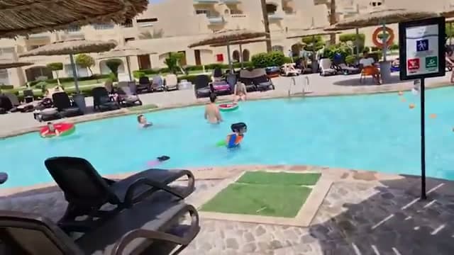 Una delle piscine del Coral Sea Waterworld con i lettini e gli ombrelloni di paglia lungo il bordo