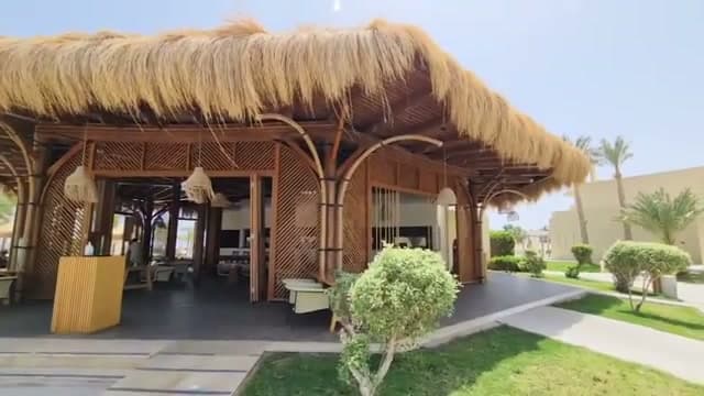 Il ristorante à la carte del Coral Sea Waterworld: un padiglione in legno e paglia immerso nel verde vicino al mare