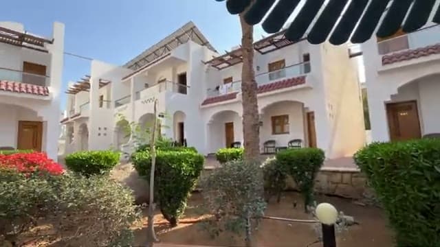 Le casette bianche del Dive Inn Resort con archi e terrazze che circondano i giardini