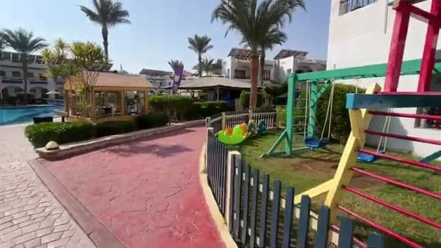 Il parco giochi per i più piccoli del Dive Inn con scivoli colorati e canestro da basket sul prato