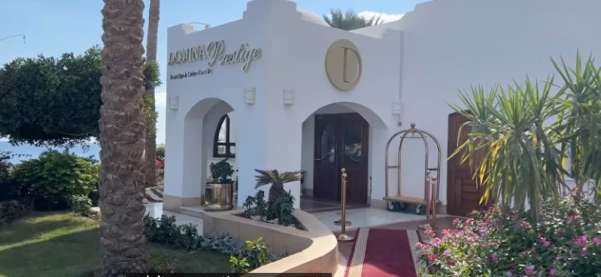 L'ingresso del Domina Prestige con il tappeto rosso e i giardini curati