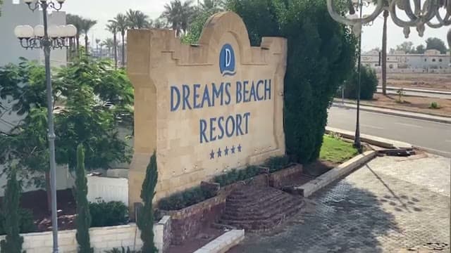 L'insegna in pietra del Dreams Beach Resort all'ingresso dell'hotel, sulla strada che porta a Sharm vecchia