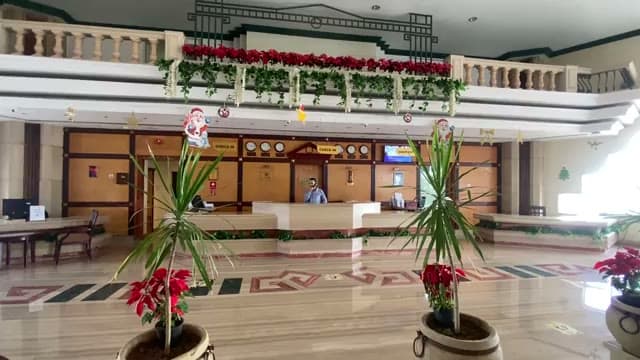 La reception del Dreams Beach con il bancone del check-in, le decorazioni natalizie e le piante messe a mo' di decoro