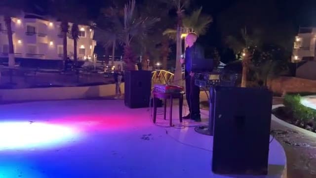 La serata di animazione del Dreams Beach con musica dal vivo e luci colorate accanto alla piscina