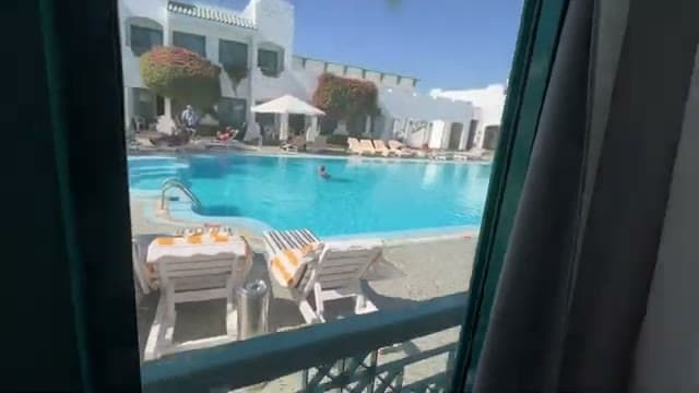La finestra della camera al piano terra del Falcon Hills che si affaccia direttamente sulla piscina principale