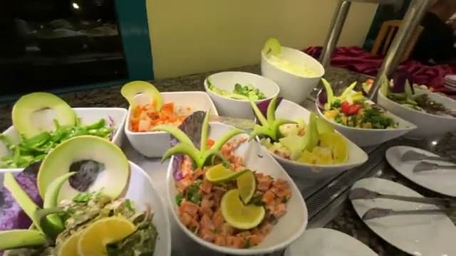 Il banco degli antipasti e delle verdure del buffet della cena al Falcon Hills