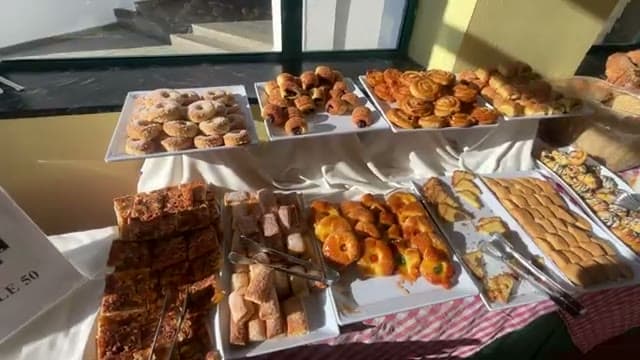 L'angolo dolce della colazione al Falcon Hills: ciambelline, brioche, torte e paste sui vassoi