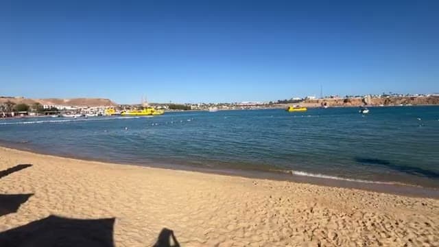 La spiaggia sabbiosa inclusa nel soggiorno, nella baia di Sharm el Maya vicino a Sharm Vecchia