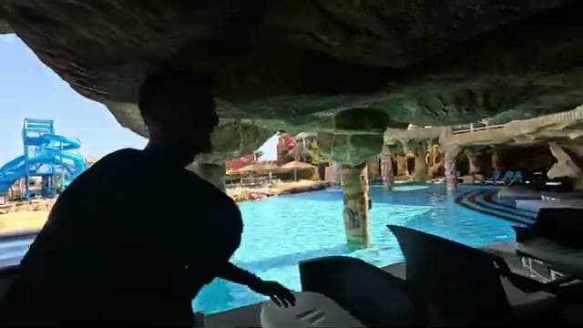 L'angolo nascosto del Faraana Heights: la grotta con la jacuzzi privata affacciata sulla piscina e sugli scivoli