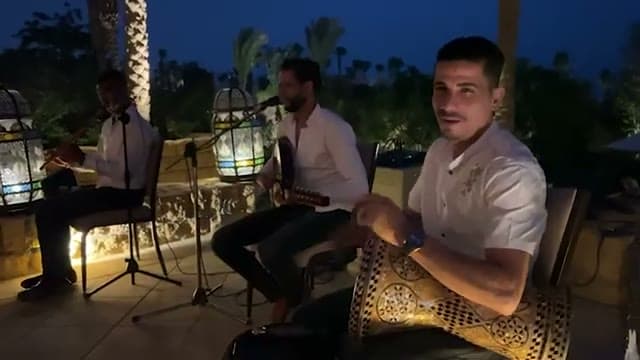 L'atmosfera serale da Mille e una notte al Four Seasons, con musica dal vivo al ristorante orientale