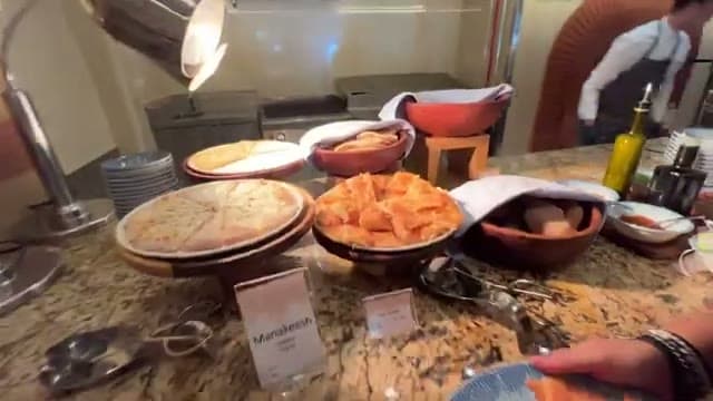 Il buffet della colazione del Four Seasons con pizze e manakeesh appena sfornati
