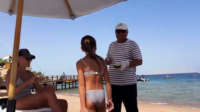 Una delle spiagge del Four Seasons con il pontile in legno sullo sfondo, dove nessuno viene a proporti escursioni o souvenir